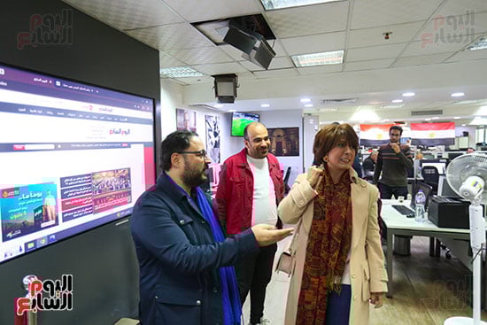 علي الكشوطي رئيس قسم الفن والزميل مصطفى القصبي مع أنوشكا