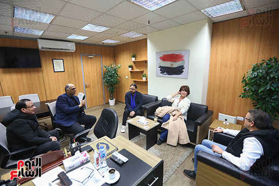 أنوشكا بصحبة رئيس التحرير