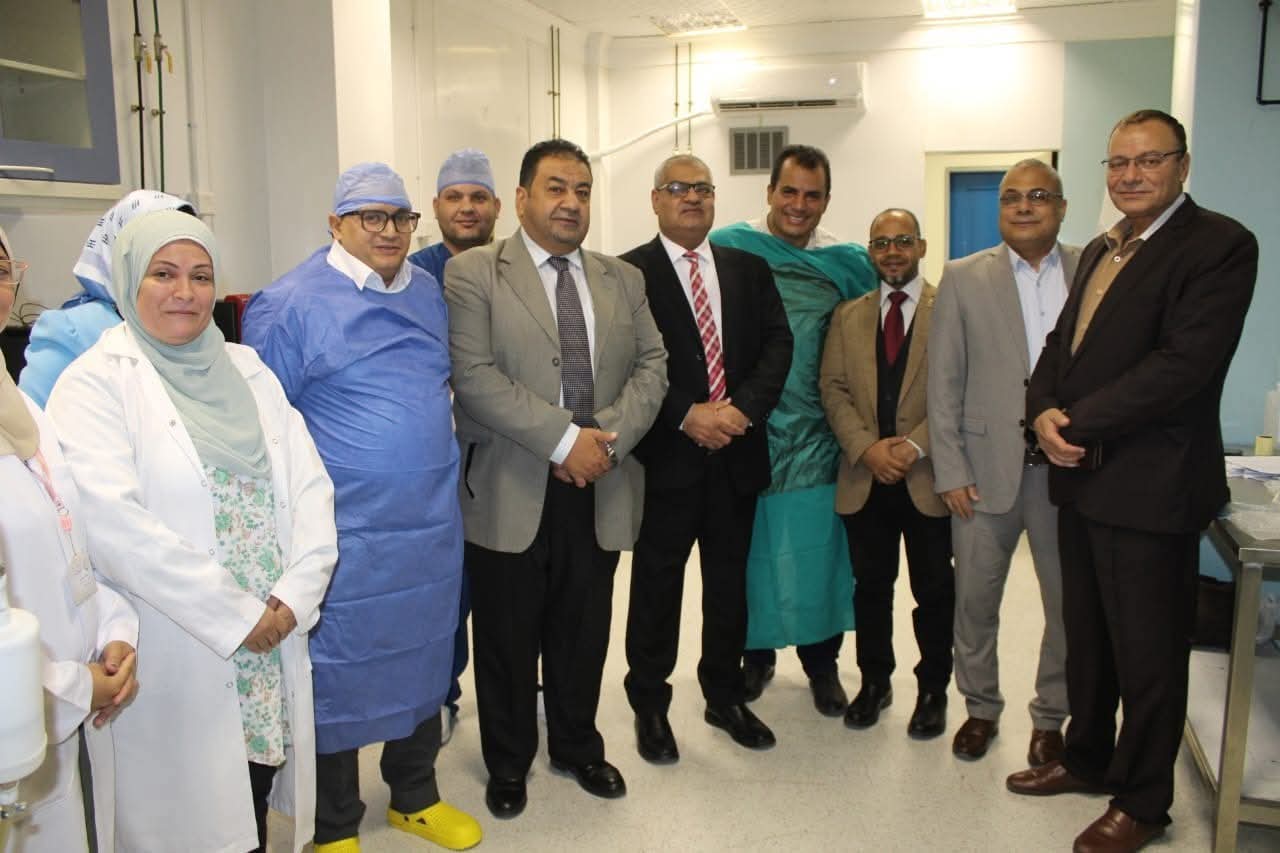 مدير المستشفى مع أطباء وحدة الحقن مدير المستشفى مع أطباء وحدة الحقن