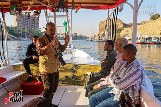 إسماعيل مراقب طيور يشرح للحضور