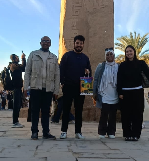 هيئة تنشيط السياحة بالأقصر توزع هدايا على السائحين في فعاليات تعامد الشمس على معبد الكرنك (1)