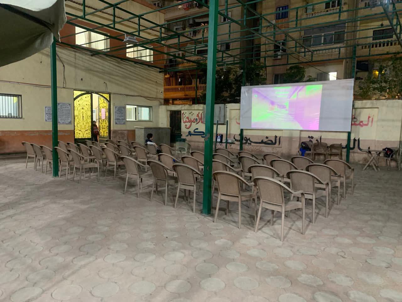 تجهيز المقاعد والشاشات