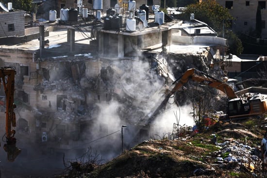 جرافات إسرائيلية تهدم مبنى فلسطينياً في القدس الشرقي (4)