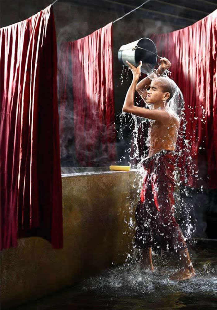 أحد الرهبان يستحم