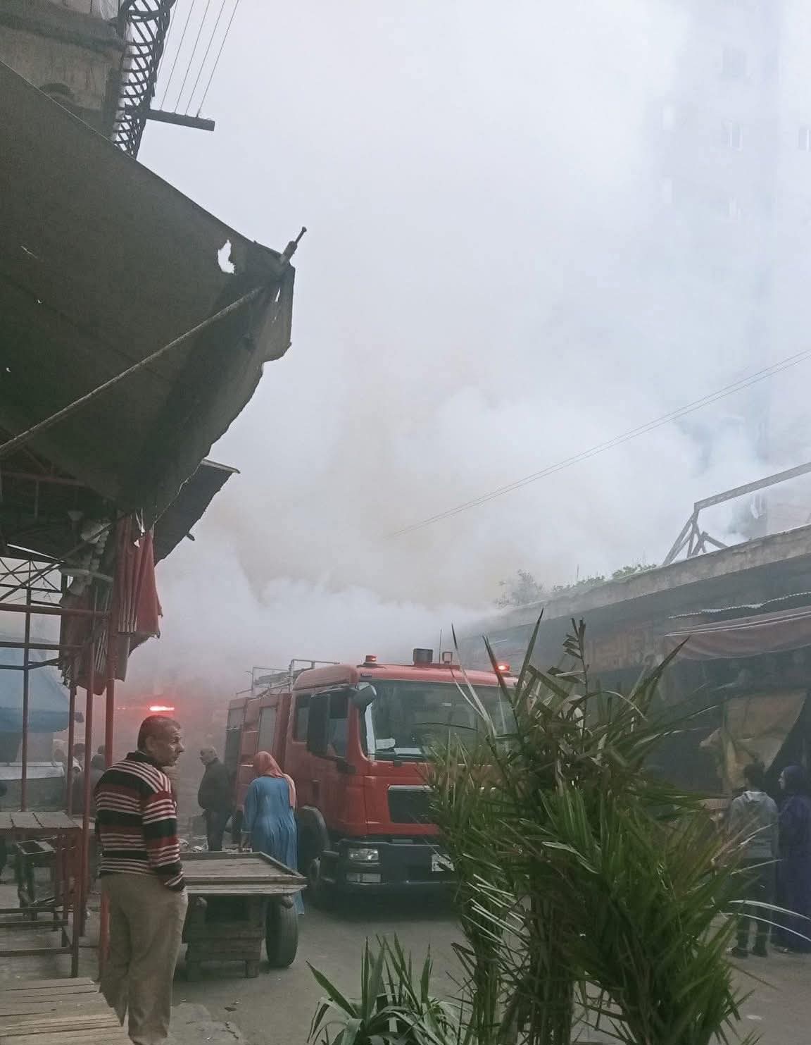 السيطرة علي  حريق  في سوق بالإسكندرية