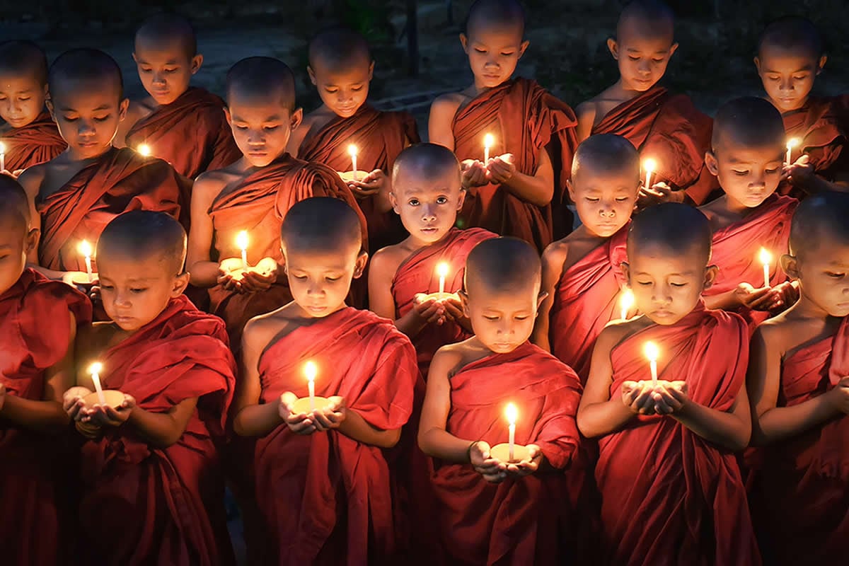 الرهبان الصغار يشعلون الشموع