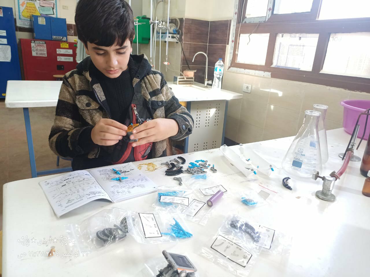 اسر خلال العمل بالعمل في  مشروعه