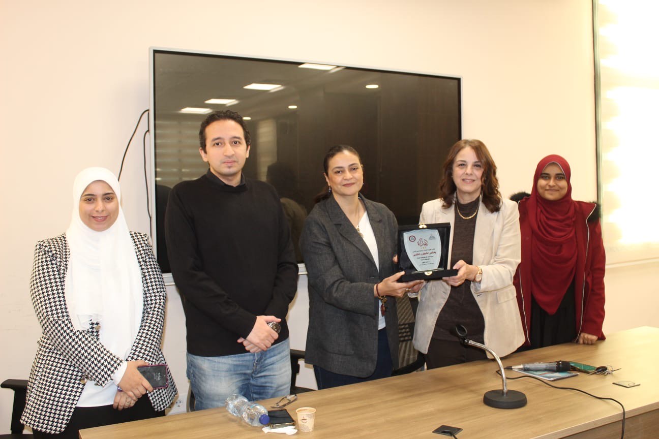 تكريم الكاتبة الصحفية علا الشافعى