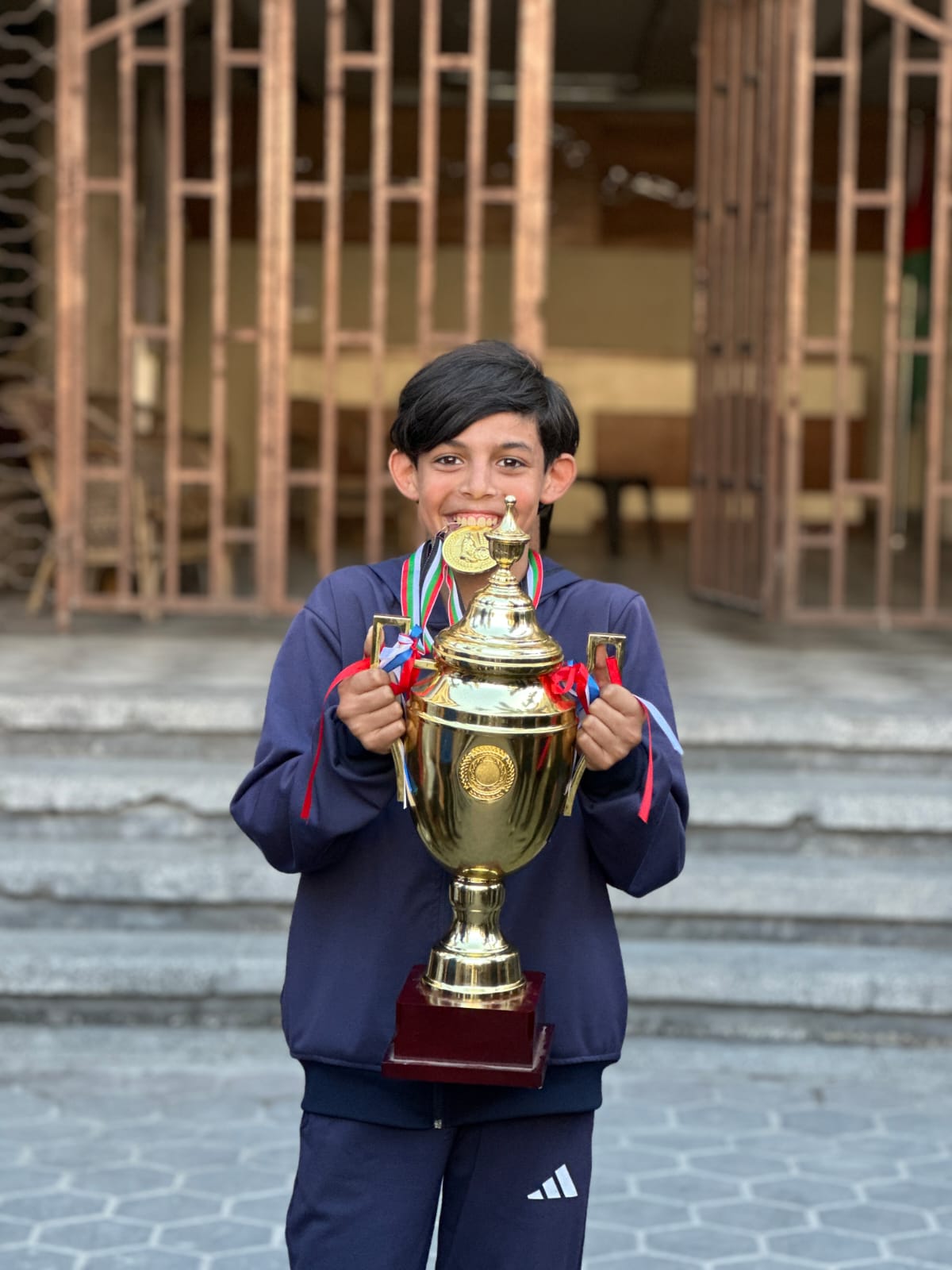 مهند يرفع الكأس