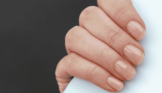 لون طلاء أظافر نيود