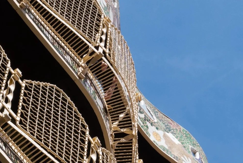 الواجهة الخلفية لمنزل كازا باتيو تعود بشكل مذهل بعد 100 عام