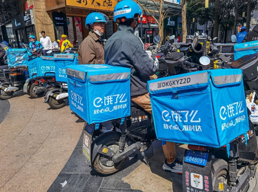 عمال التوصيل فى الصين
