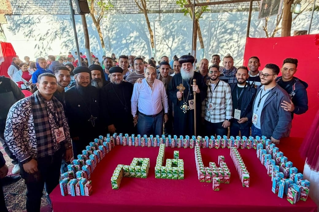 الأنبا فام مع المنظمين