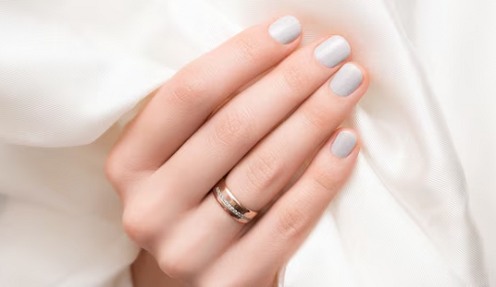 طلاء أظافر رمادي