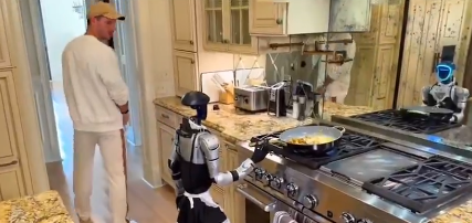 يحاول طهى الطعام