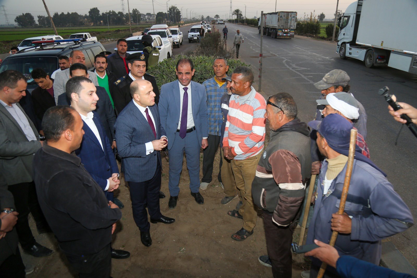 محافظ كفر الشيخ يشيد بالعمال