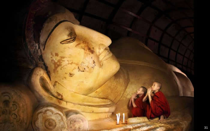 مع أحد التماثيل البوذية