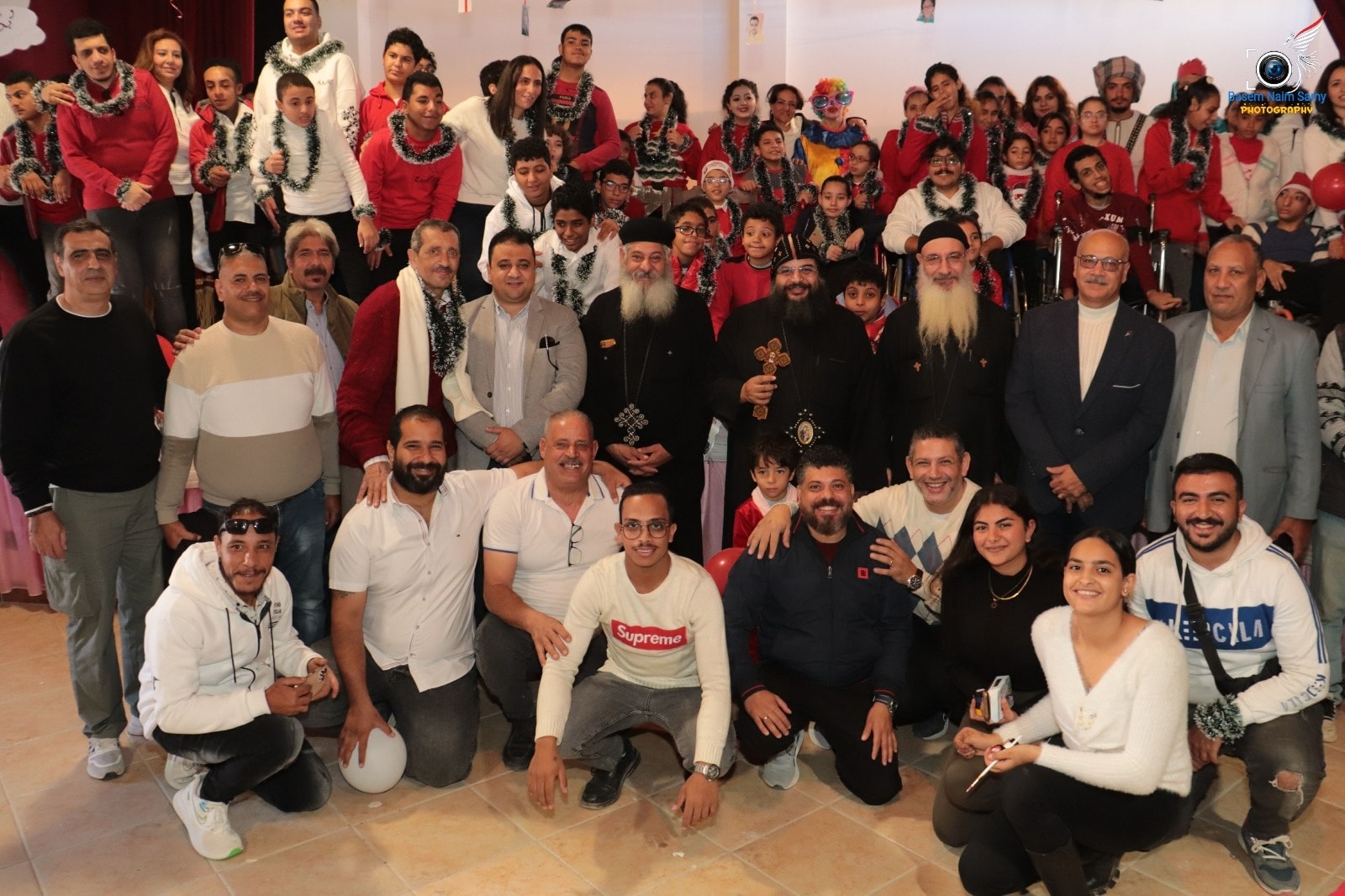 الأنبا إيلاريون مع الأباء والمنظمين