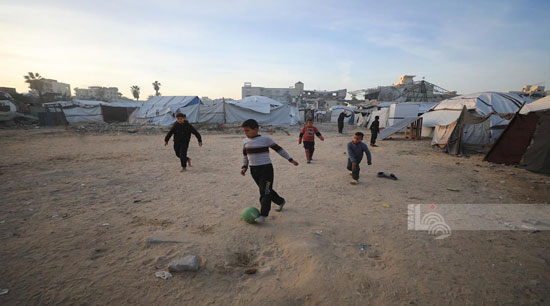 لهو الأطفال وسط الخيام