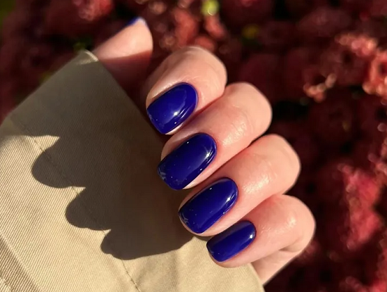 طلاء الأظافر الأزرق الملكي