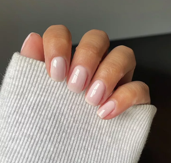 لون طلاء أظافر وردي