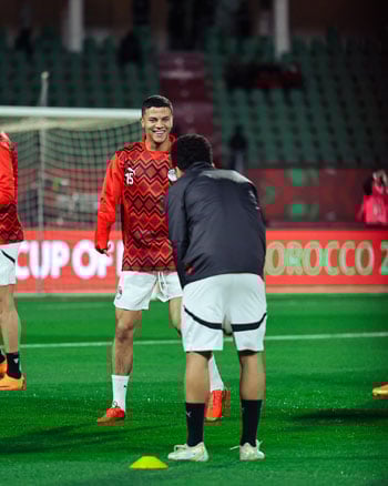 شحاتة خلال عملية الإحماء