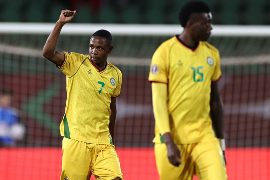 برنس دوبي لاعب منتخب زيمبابوي  يحتفل بالهدف