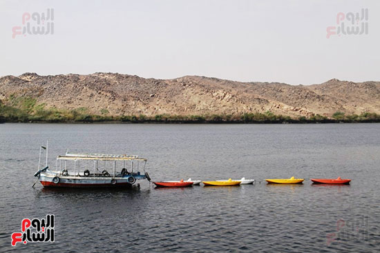 مركب وعوامات صغيرة