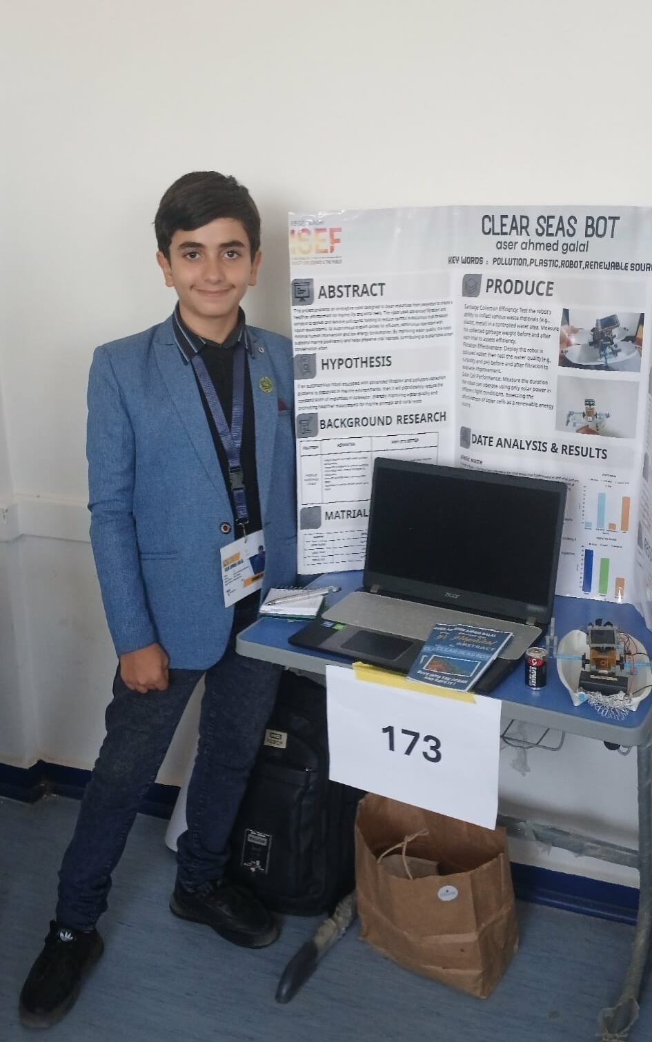 اسر خلال مشاركته بمعرض ايسف