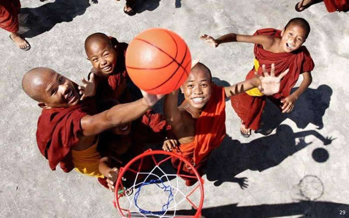 رهبان صغار يلعبون كرة السلة