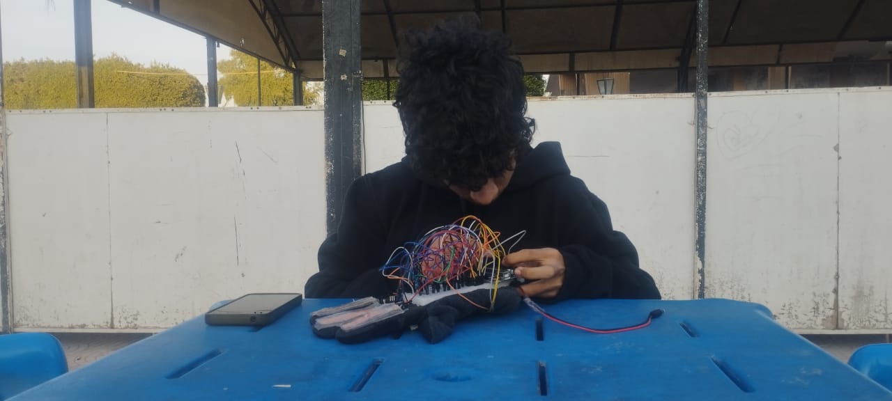 طالب بمدرسة المتفوقين يخترع قلفز يسهم فى الكشف عن الأمراض العصبية   (3)