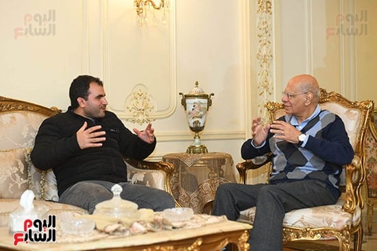 الزميل محمد الأحمدى خلال حواره مع الكاتب الصحفى فيكتور سلامة