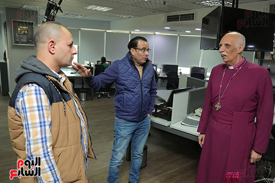 المطران سامى فوزى والكاتب الصحفى دندراوى الهوارى رئيس التحرير التنفيذى المطران سامى فوزى والكاتب الصحفى دندراوى الهوارى رئيس التحرير التنفيذى