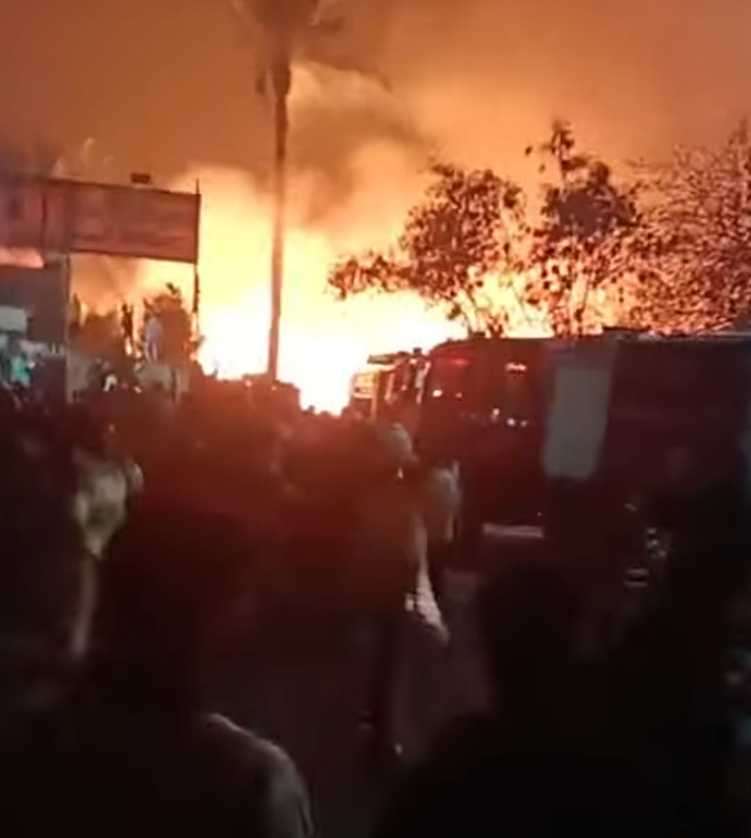 حريق مخزن اخشاب مؤسسة الزكاة (2)