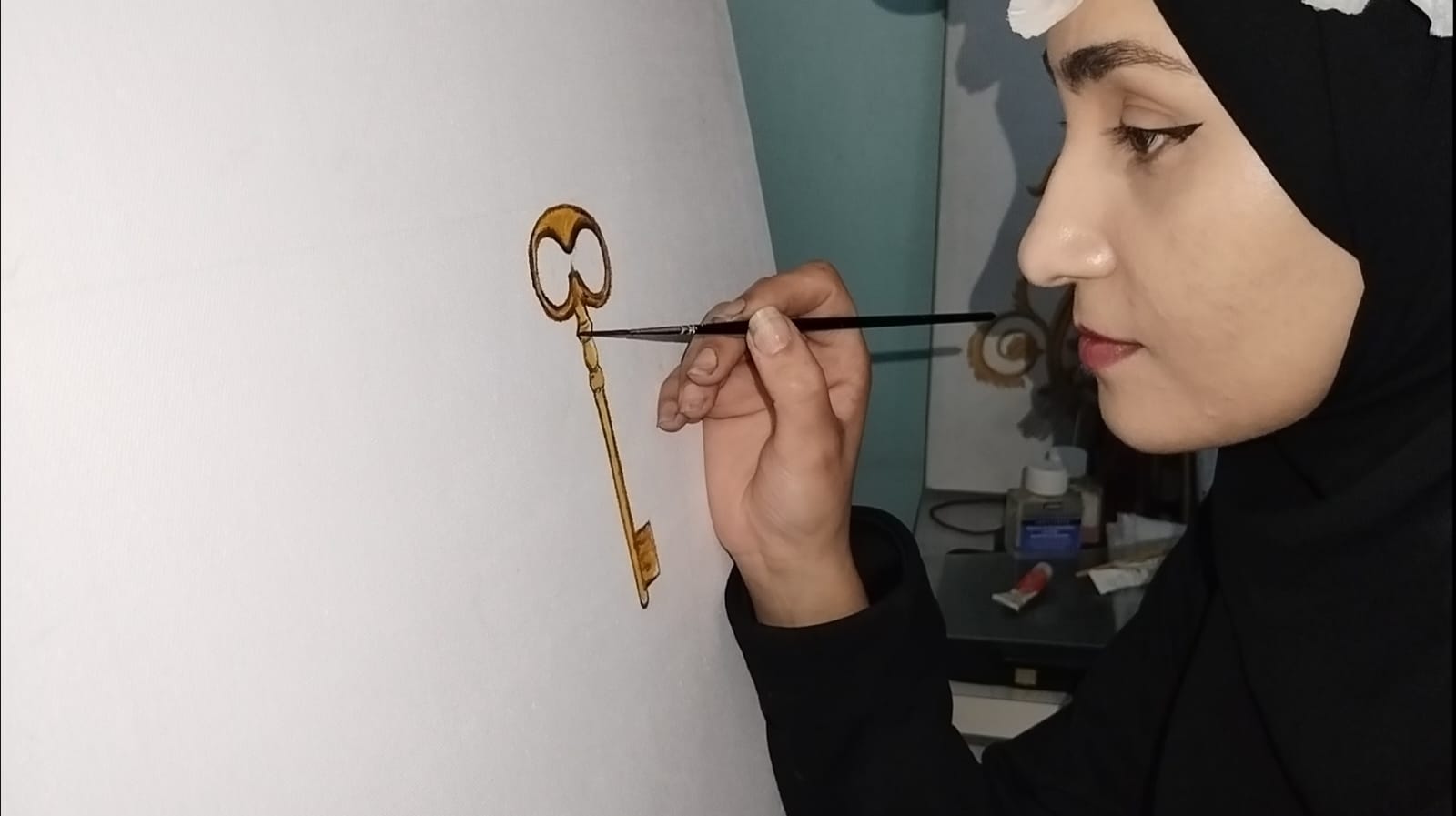 الفنانة منال الكحلوت ترسم لوحة الفنانة منال الكحلوت ترسم لوحة