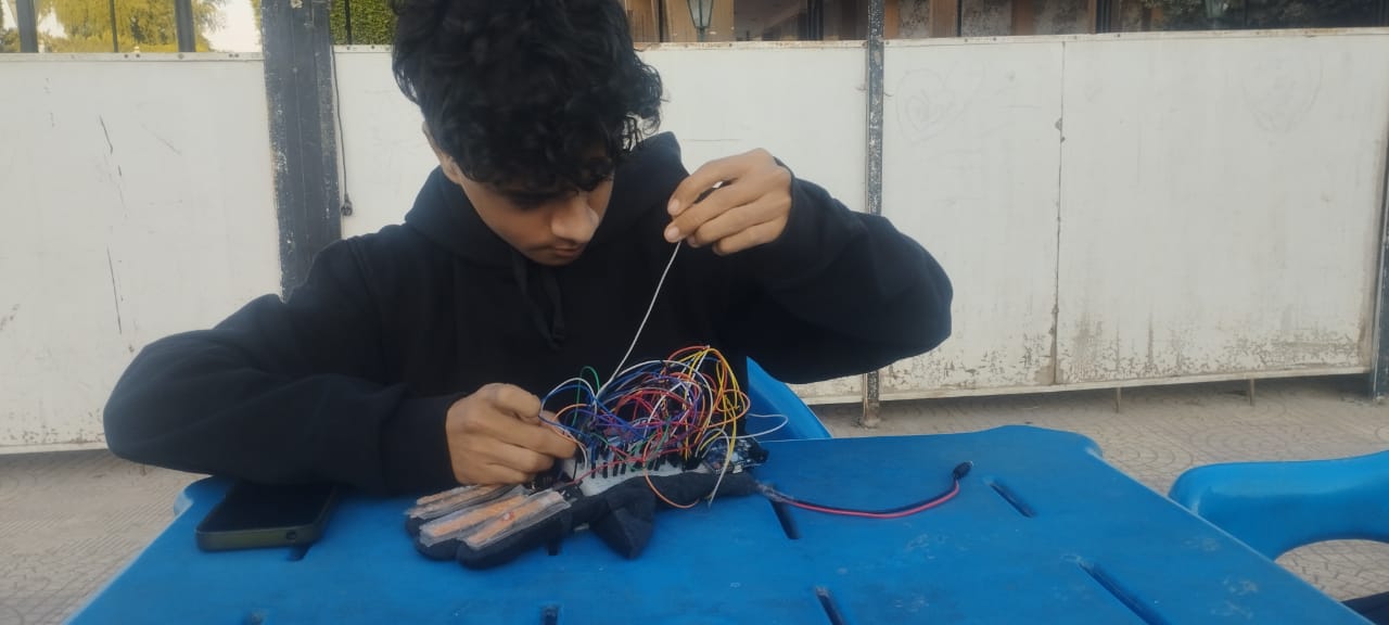 طالب بمدرسة المتفوقين يخترع قلفز يسهم فى الكشف عن الأمراض العصبية   (2)