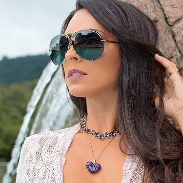 استخدام البروش كقلادة