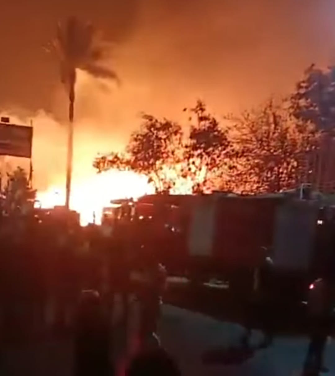 حريق مخزن اخشاب مؤسسة الزكاة (4)