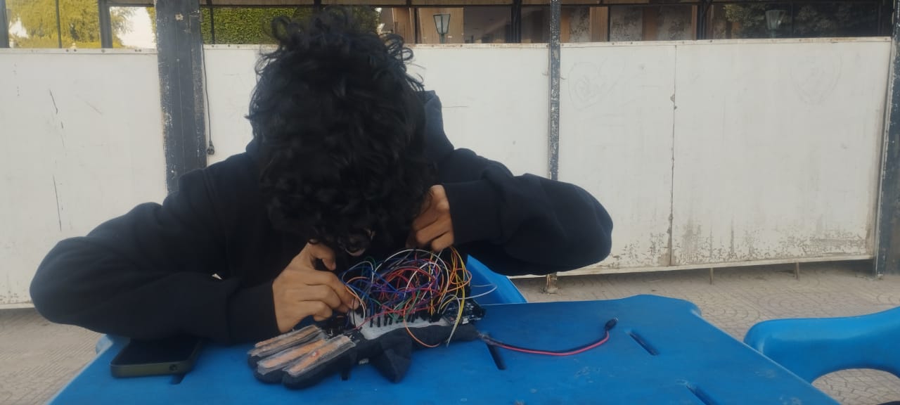 طالب بمدرسة المتفوقين يخترع قلفز يسهم فى الكشف عن الأمراض العصبية   (1)