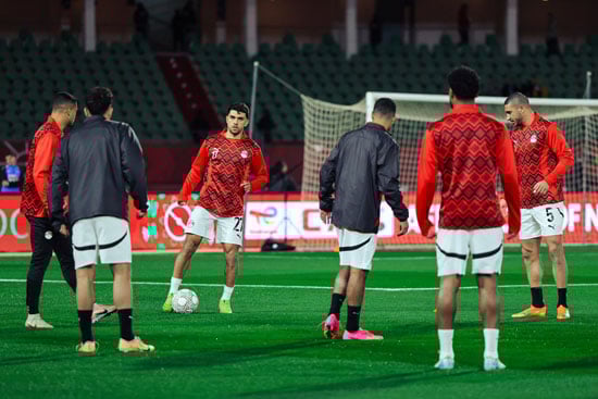 منتخب الفراعنة يخوض عمليات الإحماء قبل انطلاق مباراة زيمبابوى