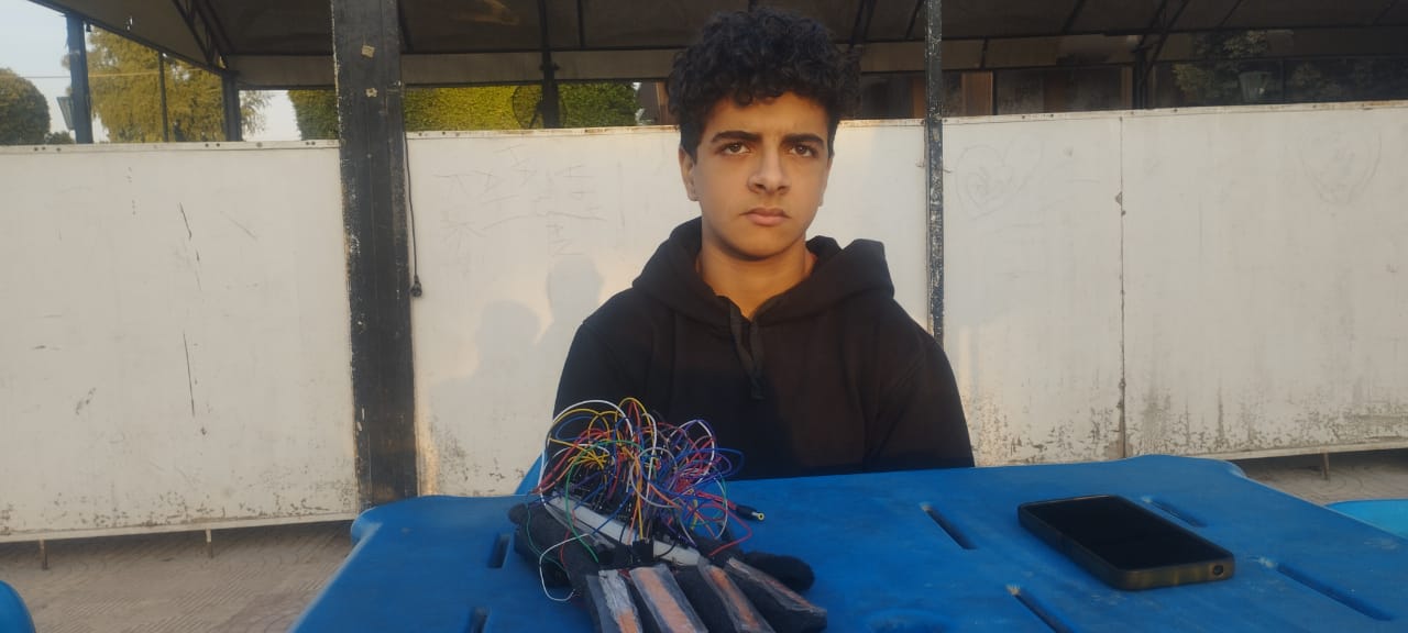 طالب بمدرسة المتفوقين يخترع قلفز يسهم فى الكشف عن الأمراض العصبية   (4)