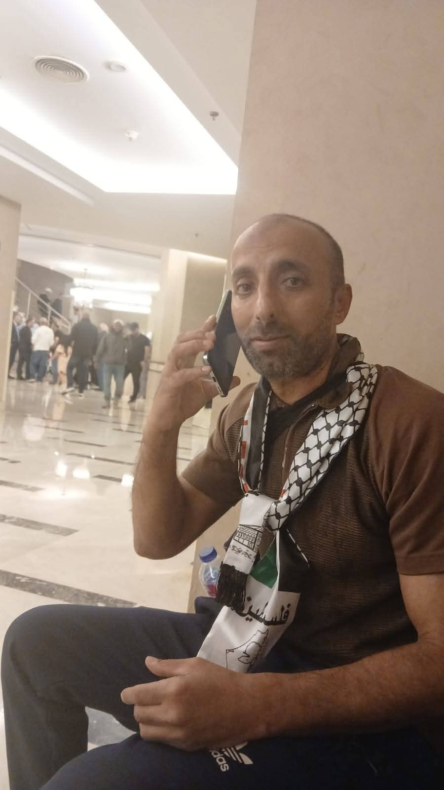 أول صورة للأسير المحرر مراد أبو الرب بعد إخلاء سبيله أول صورة للأسير المحرر مراد أبو الرب بعد إخلاء سبيله