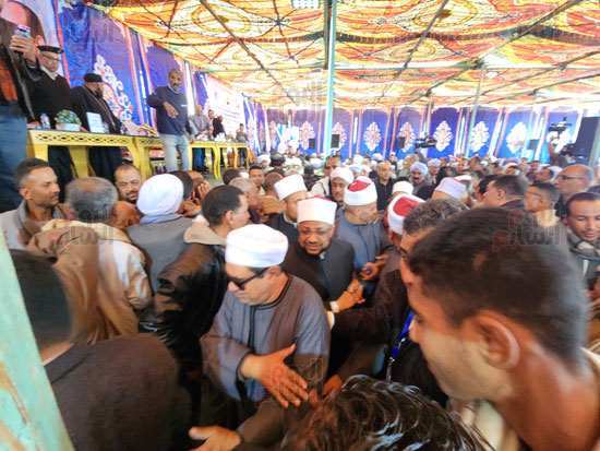 لحظات-تقديم-القودة-لإنهاء-خصومة-6-سنوات-بين-أبناء-عمومة-بساحة-الطيب-(5)