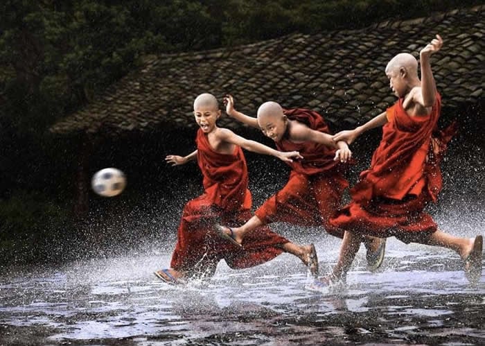 الرهبان يلعبون كرة القدم