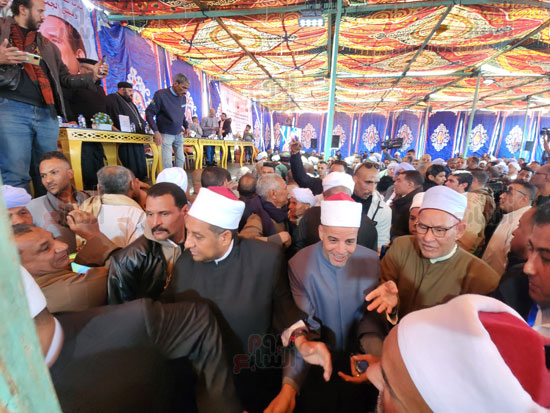 لحظات-تقديم-القودة-لإنهاء-خصومة-6-سنوات-بين-أبناء-عمومة-بساحة-الطيب-(4)