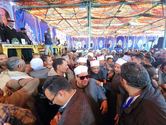 لحظات-تقديم-القودة-لإنهاء-خصومة-6-سنوات-بين-أبناء-عمومة-بساحة-الطيب-(1)