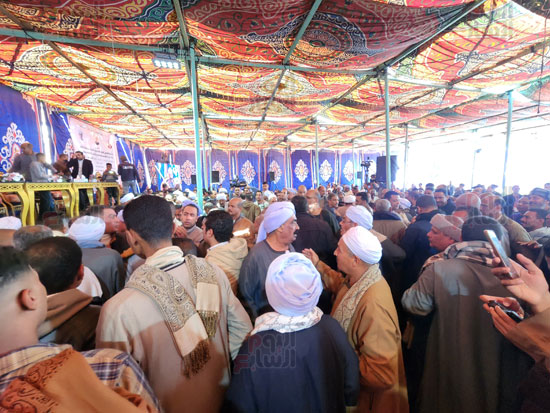 لحظات-تقديم-القودة-لإنهاء-خصومة-6-سنوات-بين-أبناء-عمومة-بساحة-الطيب-(3)