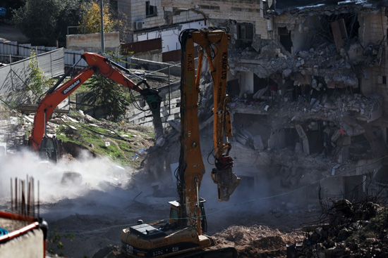 جرافات إسرائيلية تهدم مبنى فلسطينياً في القدس الشرقي (6)