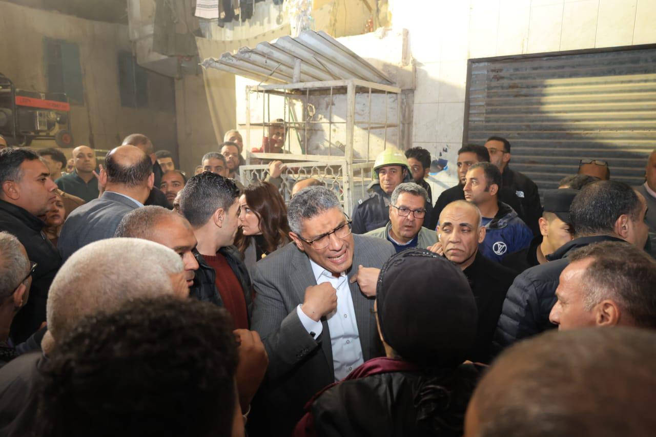 محافظ الجيزة فى موقع الحادث