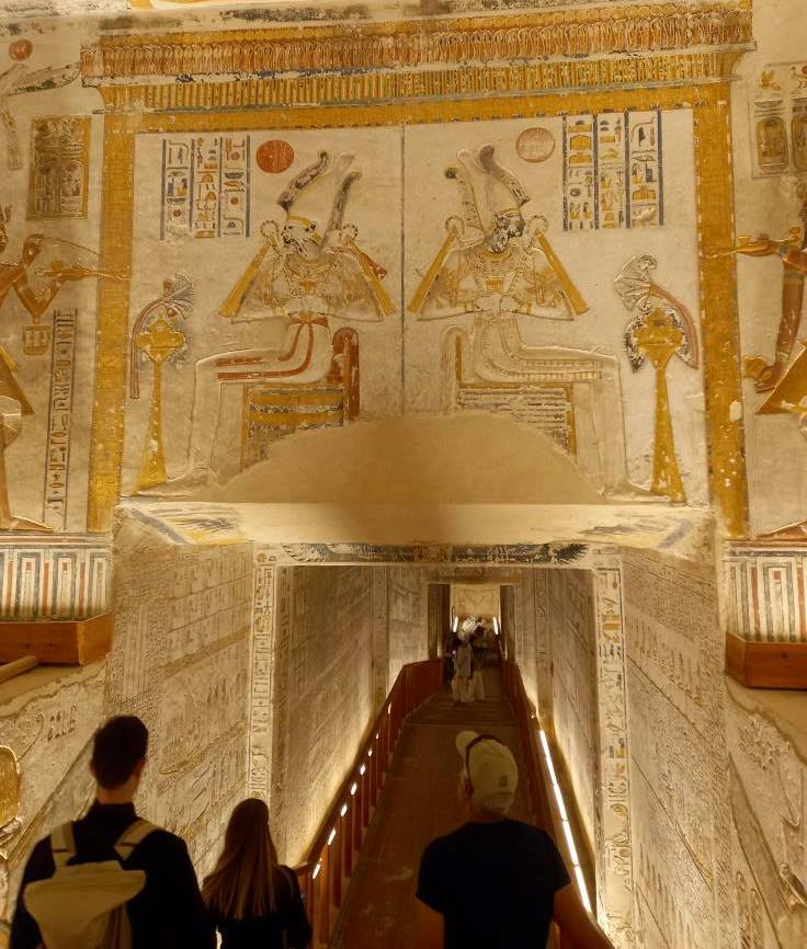 توافد الاجانب في مقابر الملوك والملكات